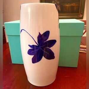 Tiffany & Co. Tiffany Vines porcelain vase w/ royal & white floral motif w/ box